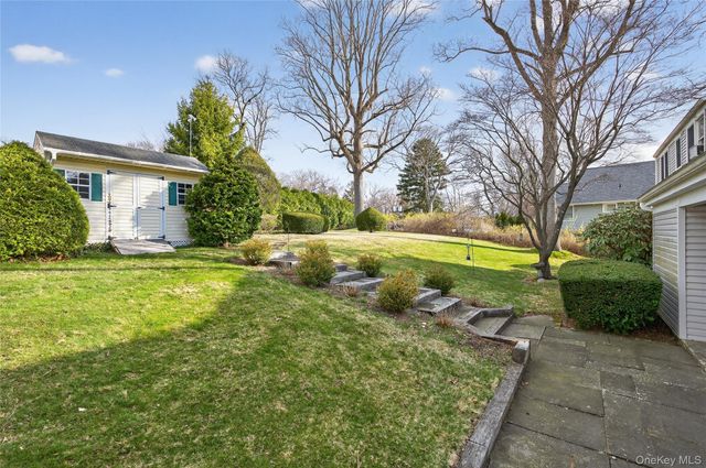 31 Fairfields Lane, Huntington Station, NY 11746