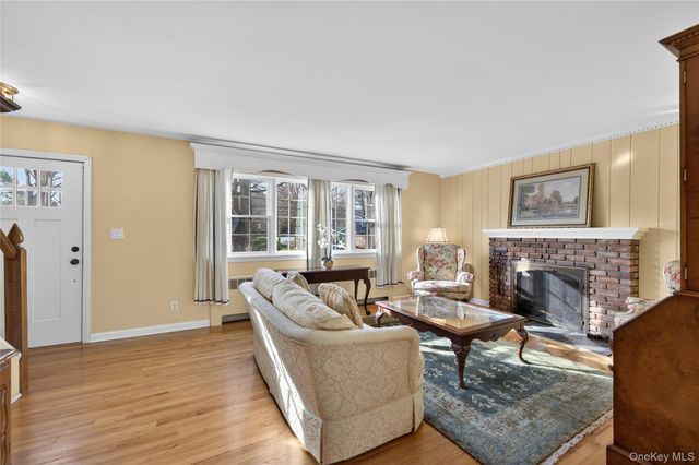 31 Fairfields Lane, Huntington Station, NY 11746