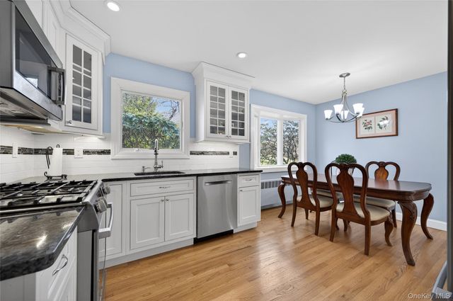 31 Fairfields Lane, Huntington Station, NY 11746