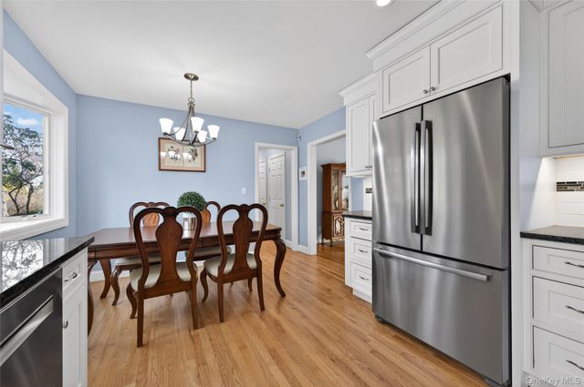 31 Fairfields Lane, Huntington Station, NY 11746