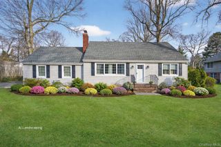 31 Fairfields Lane, Huntington Station, NY 11746