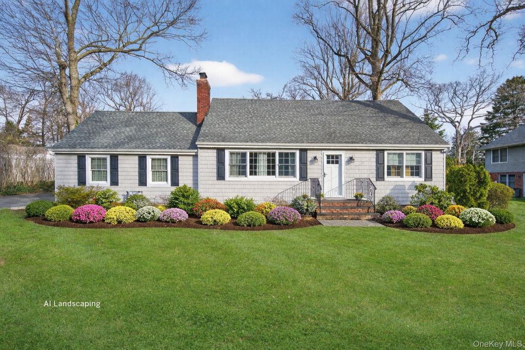 31 Fairfields Lane, Huntington Station, NY 11746