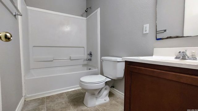 5003 Summit Wood Apt 4, San Antonio, TX 78229