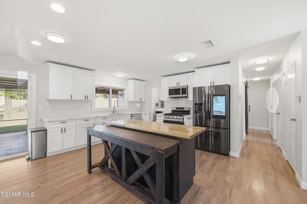 Image 5 of property listing at 3055 Waco Avenue, Simi Valley, CA 93063