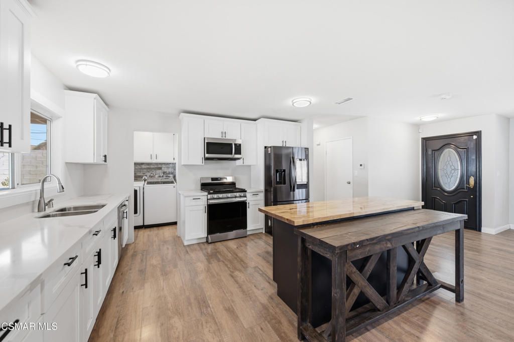 Image 6 of property listing at 3055 Waco Avenue, Simi Valley, CA 93063