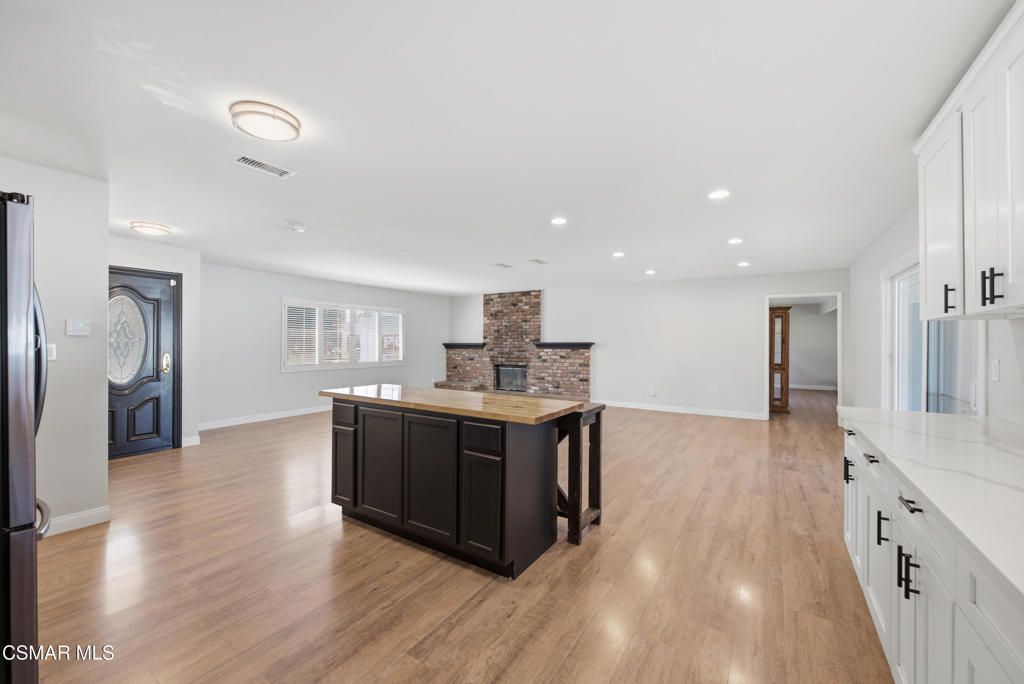 Image 7 of property listing at 3055 Waco Avenue, Simi Valley, CA 93063