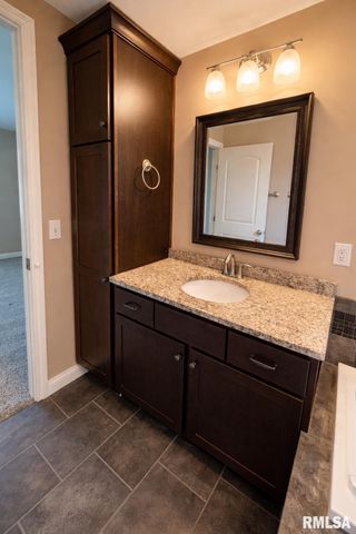 6305 W Clairemont Court, Edwards, IL 61528