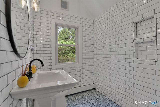 32 Maple Street, Middlefield, CT 06481