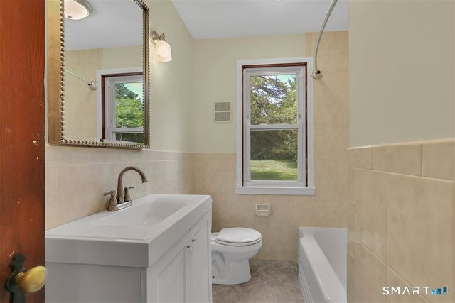 32 Maple Street, Middlefield, CT 06481