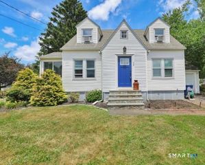 32 Maple Street, Middlefield, CT 06481