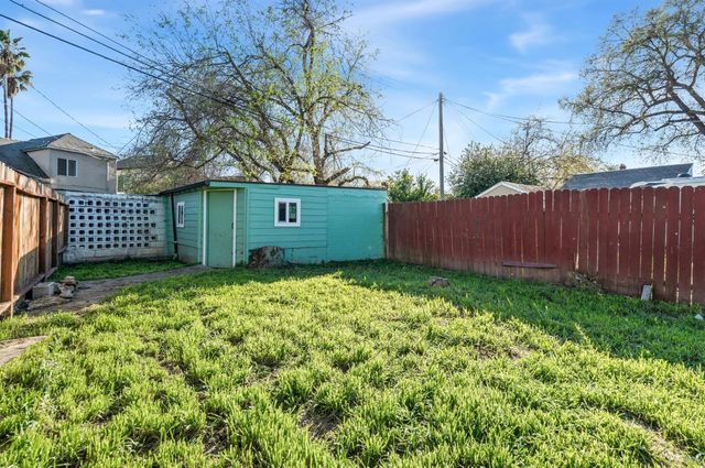 526 Redwood Ave, Sacramento, CA 95815