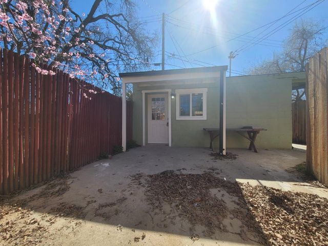 526 Redwood Ave, Sacramento, CA 95815