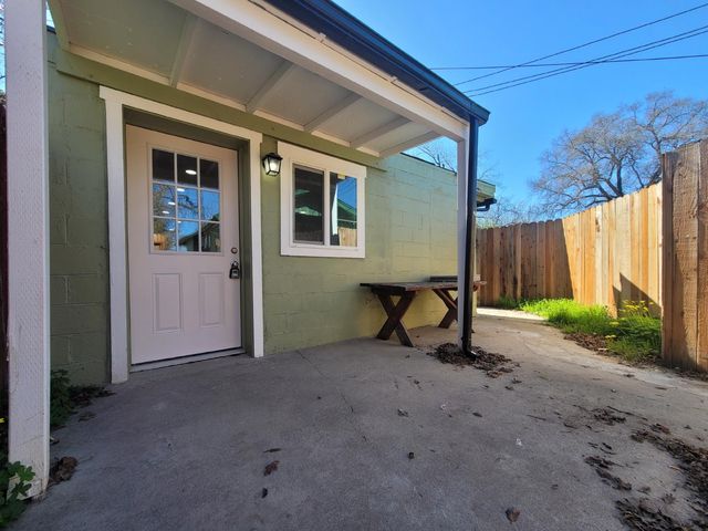 526 Redwood Ave, Sacramento, CA 95815