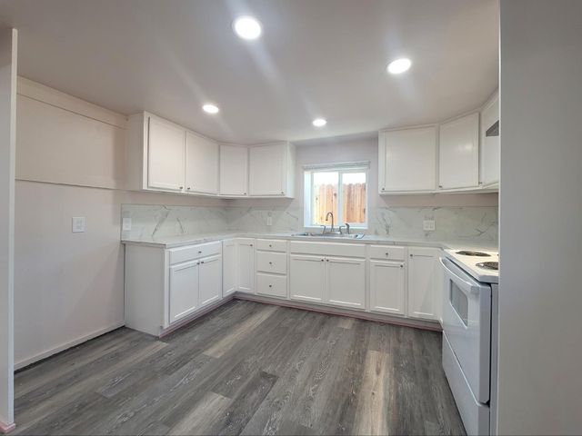 526 Redwood Ave, Sacramento, CA 95815