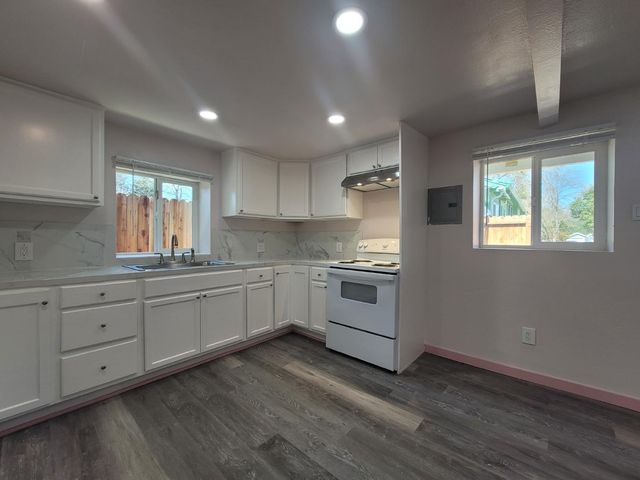 526 Redwood Ave, Sacramento, CA 95815