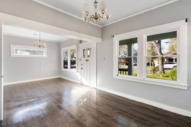 526 Redwood Ave, Sacramento, CA 95815