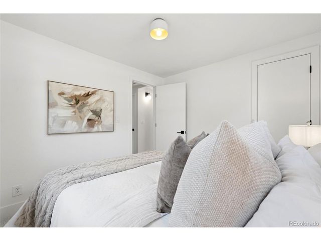 6005 S Sycamore St, Littleton, CO 80120