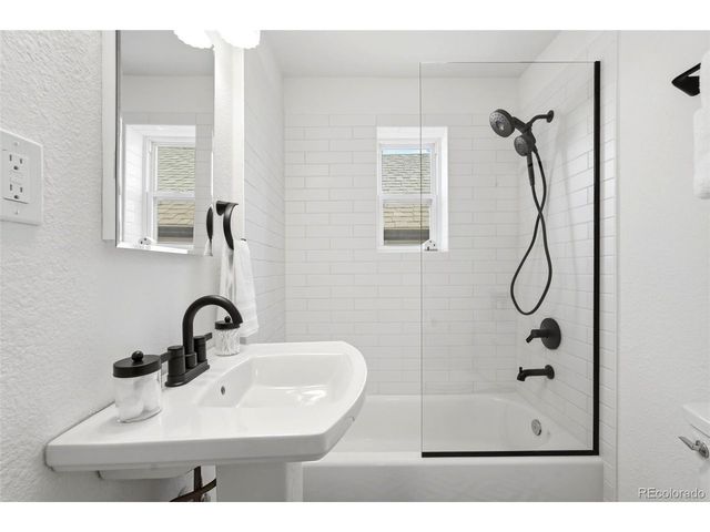 6005 S Sycamore St, Littleton, CO 80120