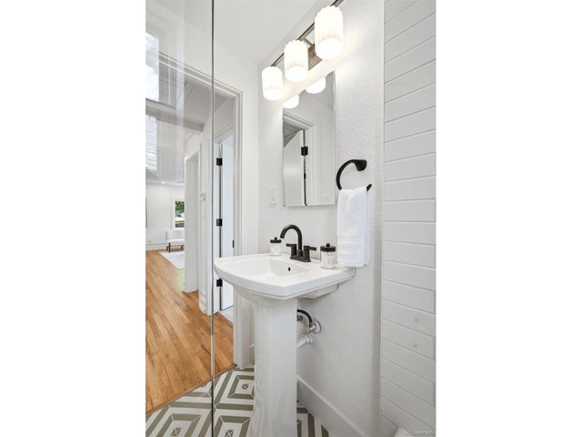 6005 S Sycamore St, Littleton, CO 80120