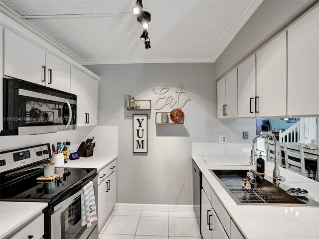 11861 SW 9th Mnr, Davie, FL 33325