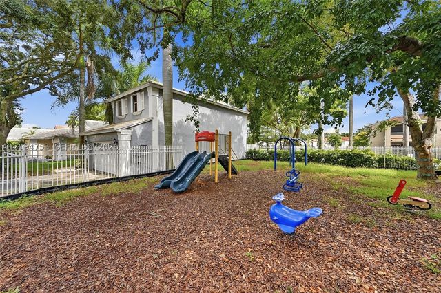 9858 NW 3rd St 9858, Plantation, FL 33324