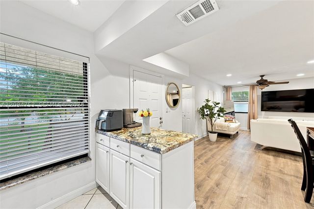 9858 NW 3rd St 9858, Plantation, FL 33324