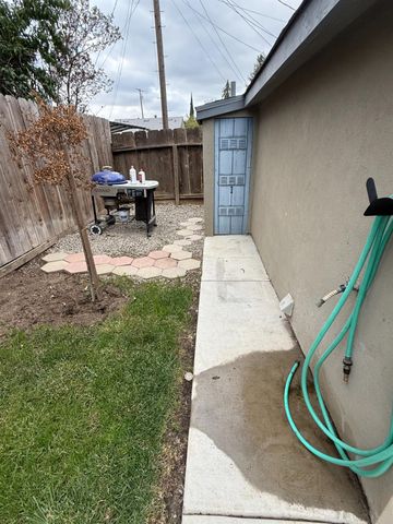 931 Park Ave, Escalon, CA 95320