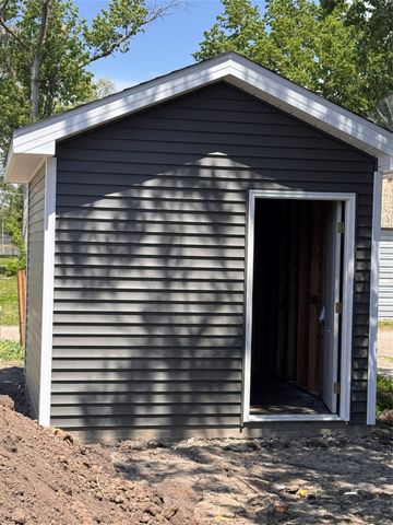 1516 Maple Street, Des Moines, IA 50316