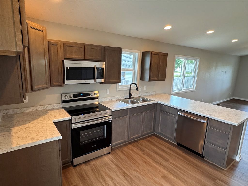 1516 Maple Street, Des Moines, IA 50316