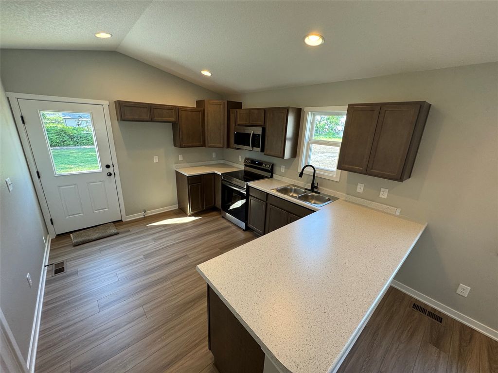1516 Maple Street, Des Moines, IA 50316