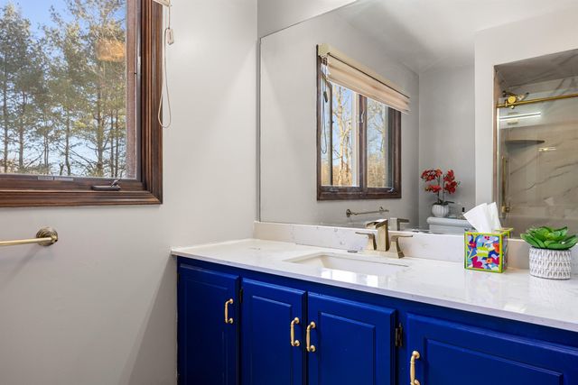 10 Moonshadow Ct, Kinnelon Borough, NJ 07405