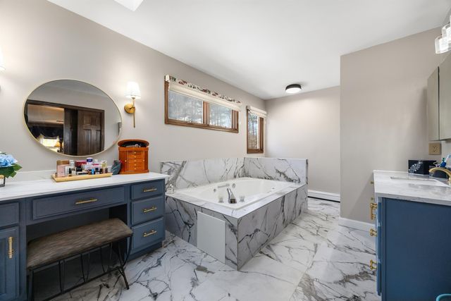 10 Moonshadow Ct, Kinnelon Borough, NJ 07405