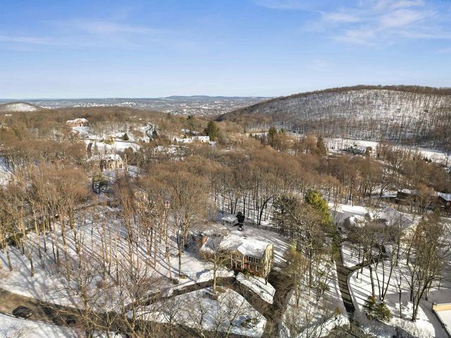 10 Moonshadow Ct, Kinnelon Borough, NJ 07405