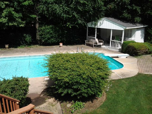 10 Moonshadow Ct, Kinnelon Borough, NJ 07405