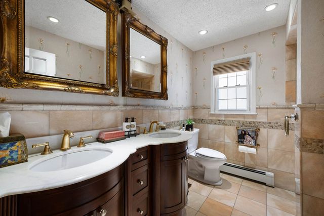 10 Moonshadow Ct, Kinnelon Borough, NJ 07405