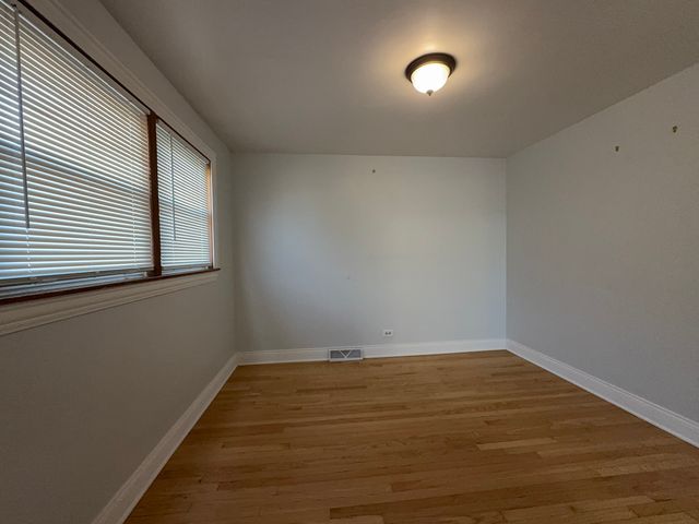 9013 S Kingston Avenue, Chicago, IL 60617