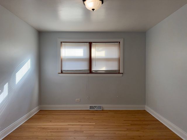 9013 S Kingston Avenue, Chicago, IL 60617