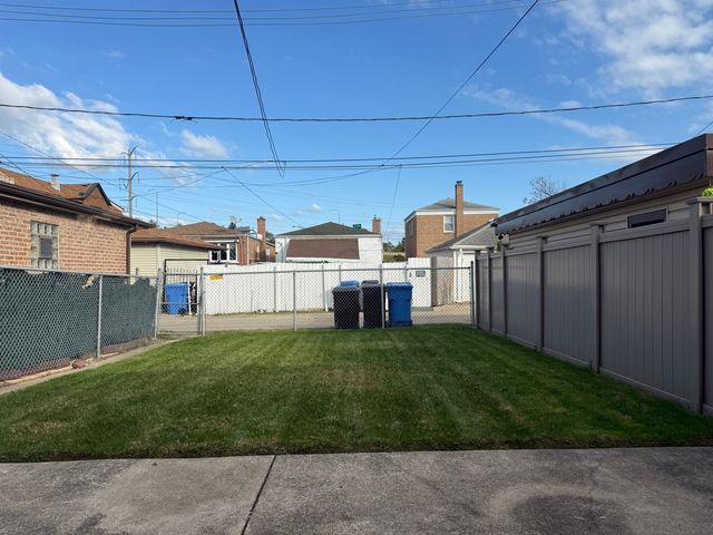 9013 S Kingston Avenue, Chicago, IL 60617