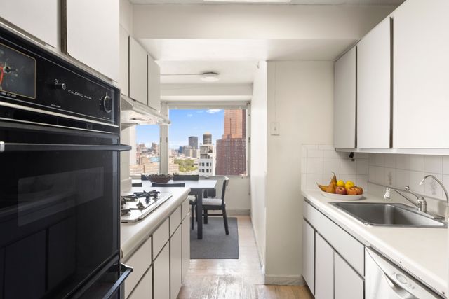170 Park Row Apt 18B, New York City, NY 10038