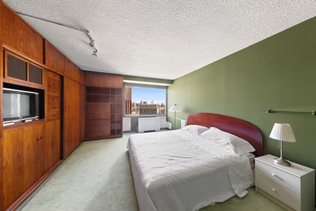 170 Park Row Apt 18B, New York City, NY 10038