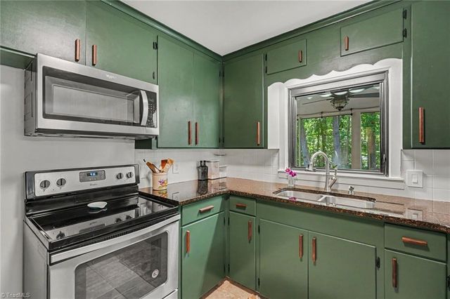 3901 Woodview Drive, Winston-salem, NC 27106
