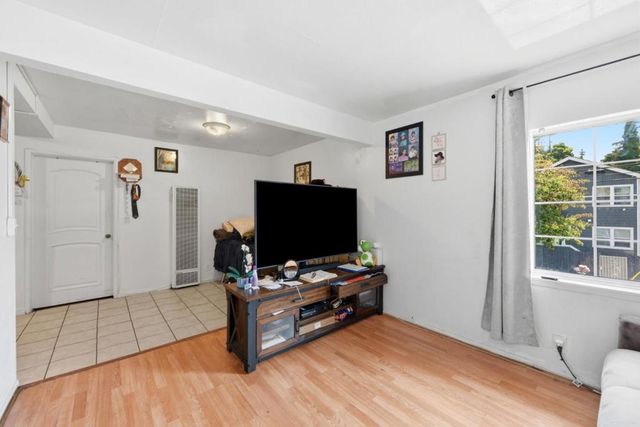 3050 Davis Street, Oakland, CA 94601