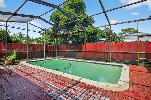 245 NE 175th St, North Miami Beach, FL 33162