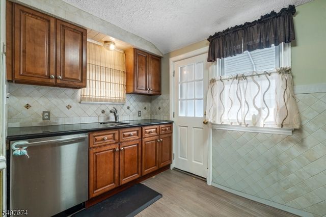 32 Rosalie St, Fair Lawn Boro, NJ 07410