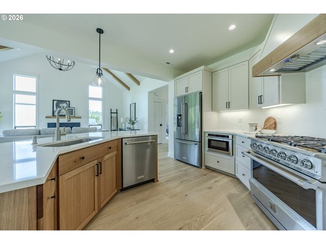 88368 JESSIE JAMES Ln, Veneta, OR 97487
