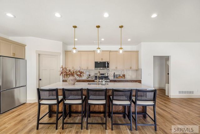 315 Meadow Walk Dr, Shelley, ID 83274