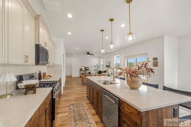 315 Meadow Walk Dr, Shelley, ID 83274