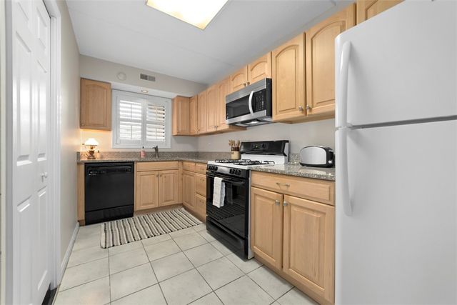 650 Greenwich Avenue 7-109, West Warwick, RI 02893