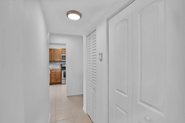 8400 LAGOS DE CAMPO Boulevard 305, Tamarac, FL 33321