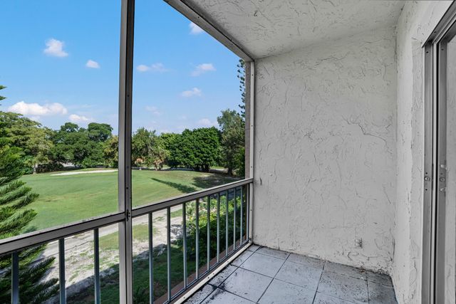 8400 LAGOS DE CAMPO Boulevard 305, Tamarac, FL 33321